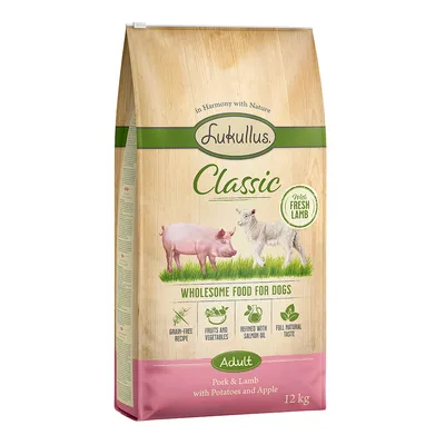 Опаковка Lukullus Classic Adult, 12 кг, свинско и агнешко с картофи и ябълка. Видим текст: Wholesome food for dogs, grain-free recipe, fruits and vegetables, refined with salmon oil.