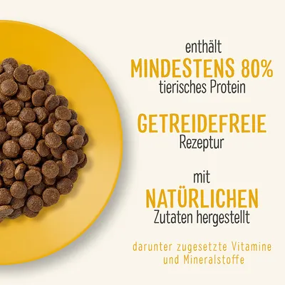 Текст на немецком: enthält mindestens 80% tierisches Protein, getreidefreie Rezeptur, mit natürlichen Zutaten hergestellt, darunter zugesetzte Vitamine und Mineralstoffe. Корм в миске.