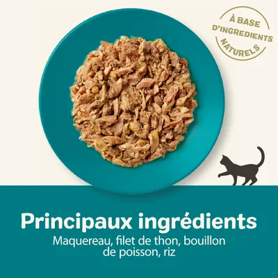 Principaux ingrédients : maquereau, filet de thon, bouillon de poisson, riz. Mention visible : À base d’ingrédients naturels. Assiette de nourriture pour chat en gros plan.