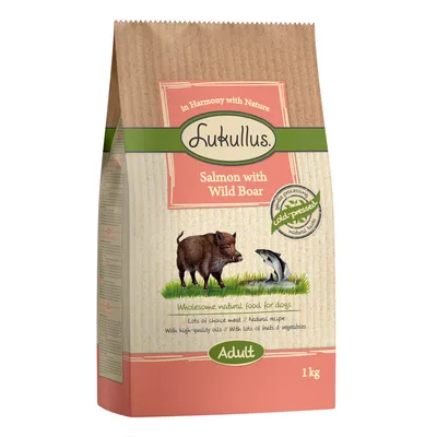 Saco de pienso Lukullus Salmon with Wild Boar para perros adultos, 1 kg. Texto visible: Cold-pressed, Wholesome natural food for dogs, Adult.