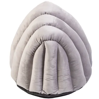 Graues, gepolstertes Haustierbett in muschelartiger Form mit weicher Oberfläche und schwarzem Boden.