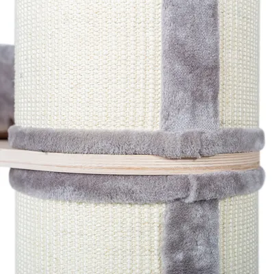 Detail van een krabpaal met beige sisal en grijze pluche bekleding, houten plank zichtbaar tussen de lagen.