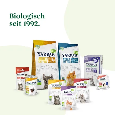 Корма для кошек Yarrah: сухие и влажные упаковки с надписями BIO, ADULT CAT FOOD, 30% белка, 14% или 13% жира. Текст на немецком: Biologisch seit 1992.
