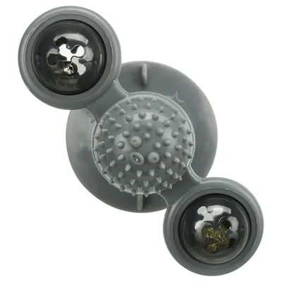 Šedá plastová hračka s přísavkou, uprostřed část s gumovými hroty, po stranách dvě průhledné koule s otvory a viditelným obsahem uvnitř.