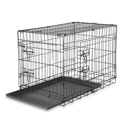 Cage en métal noir avec porte à loquet et plateau amovible en plastique visible au fond, adaptée pour animaux de compagnie. Aucun logo ou texte visible.