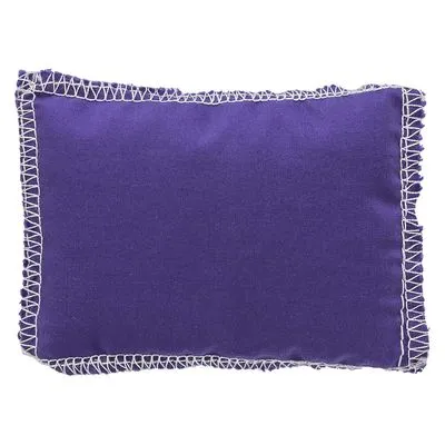 Rechthoekig paars kussen met zichtbare witte stiksels langs de randen, geen merknaam of tekst zichtbaar.