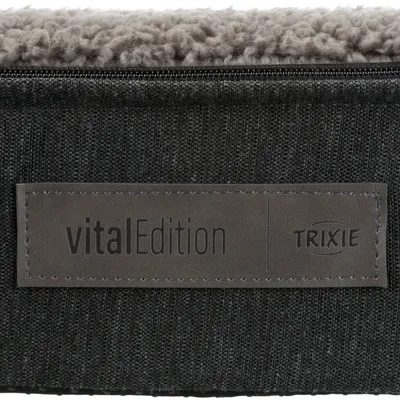 vitalEdition Trixie. Produktlabel auf grauem Stoff mit Kunstleder-Applikation.