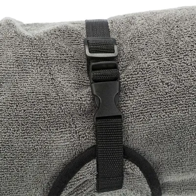Gros plan sur une sangle noire avec boucle en plastique fixée à un tissu gris en microfibre, texture éponge visible.