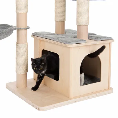 Kratzbaum aus Holz mit Sisal umwickelten Säulen, gepolsterten Liegeflächen und Höhle. Schwarze Katze verlässt die Höhle.