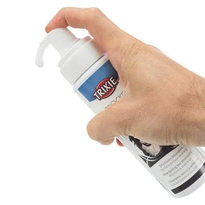 Flacone con dispenser di schiuma Trixie, etichetta visibile con testo: Dry Foam Shampoo, Shampoo secco a schiuma, delicata pulizia senza risciacquo.