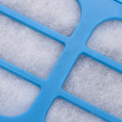 Nahaufnahme eines blauen Filters mit weissem Filzmaterial, geeignet für Luft- oder Wasserreinigungssysteme.