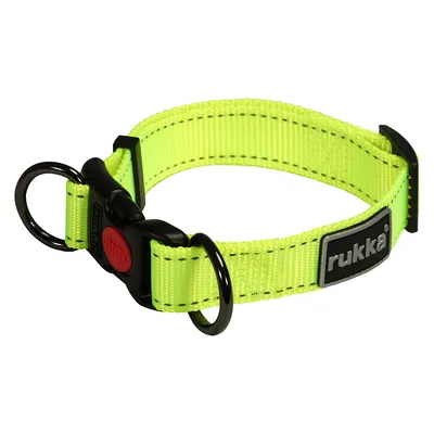 Neon sárga nylon kutyanyakörv fekete csattal, két fémgyűrűvel és rukka logóval. Neon sárga nylon kutyanyakörv fekete csattal, két fémgyűrűvel és rukka logóval.