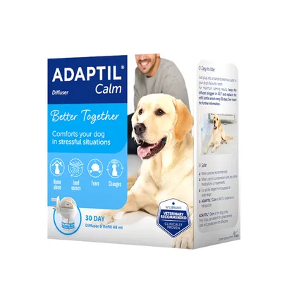Opakowanie ADAPTIL Calm Diffuser 30 Day, tekst: Better Together, Comforts your dog in stressful situations, ikony: Home alone, Loud noises, Fears, Changes, zalecenie weterynaryjne.