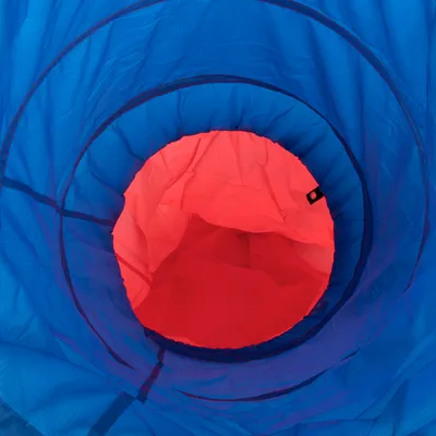 Spielzeug-Tunnel aus blauem und rotem Stoff, geeignet für interaktives Spielen.