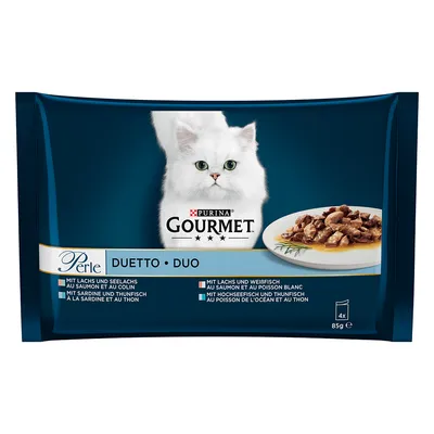 Purina Gourmet Perle Duetto Duo, opakowanie 4×85 g. Widoczny biały kot i talerz z kawałkami karmy w sosie. Tekst: mit Lachs und Seelachs, mit Sardine und Thunfisch, mit Lachs und Weißfisch, mit Hochseefisch und Thunfisch.