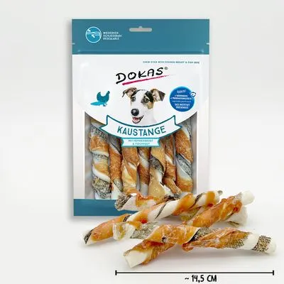 DOKAS Kaustange hondensnacks in transparante verpakking, zichtbaar gedraaide kauwstaven met kip en vis, lengte ca. 14,5 cm, tekst: 'met kippenborst & forelfilet'.