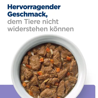 Hervorragender Geschmack, dem Tiere nicht widerstehen können. Abgebildet: Schüssel mit Fleischstücken, Karotten und Sosse.