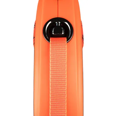 Vue rapprochée d’une laisse rétractable orange avec sangle en tissu, boîtier en plastique et sortie centrale pour la sangle. Aucune marque ou texte visible.