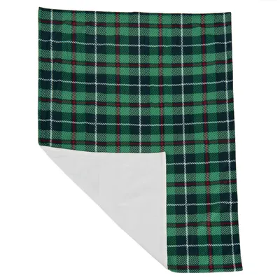 Zielony koc z czerwono-białym i ciemnoniebieskim wzorem w kratę. Widoczna tylna strona z białego materiału.