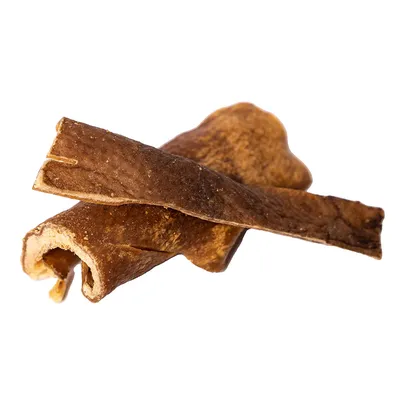 Két barna, szárított anyagból készült, hosszúkás és enyhén hajlított rágósnack.