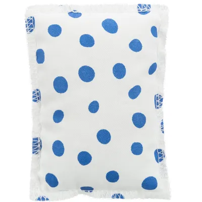 Малка правоъгълна възглавничка от бял плат с големи сини точки и видими шевове по ръбовете.