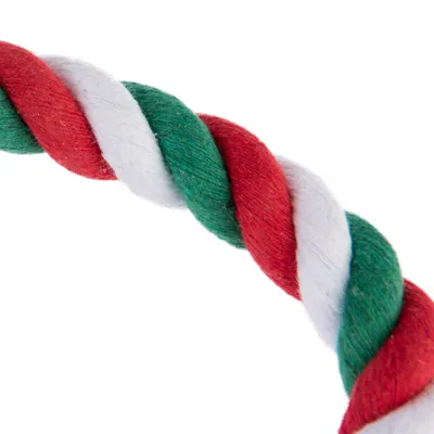 Pletené lano z textilu v červenej, bielej a zelenej farbe, detailný záber na štruktúru materiálu.