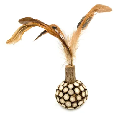 Zabawka dla kota z naturalnego drewna, kulista podstawa z okrągłych kawałków drewna, na górze pióra w odcieniach brązu i beżu.