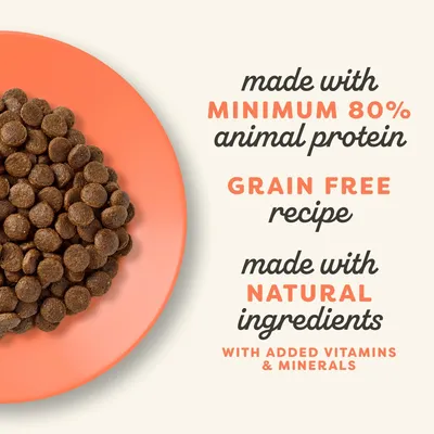 Tekst w języku angielskim: made with minimum 80% animal protein, grain free recipe, made with natural ingredients, with added vitamins & minerals. Obok widoczna karma na pomarańczowym talerzu.