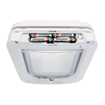 SureFlap Mikrochip-Katzenklappe mit Batteriefach, zeigt vier eingelegte Energizer AAA-Batterien.