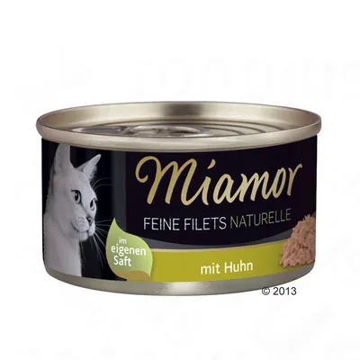 Boîte de nourriture pour chat Miamor Feine Filets Naturelle, texte en allemand : im eigenen Saft, mit Huhn, image d’un chat blanc et filet de poulet visibles sur l’étiquette.