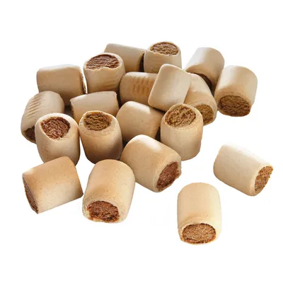 Bucăți cilindrice de recompense pentru animale, cu exterior bej și umplutură maro vizibilă la capete. Fără ambalaj sau marcă vizibilă.