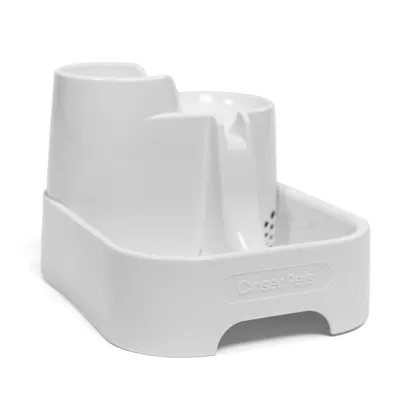 Fontanella bianca in plastica con marchio Closer Pets visibile sul lato anteriore.