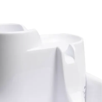 Dettaglio di una ciotola bianca in plastica con bordo rialzato, vista ravvicinata della parte superiore e dei bordi.