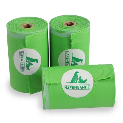 Grüne Hundekotbeutelrollen mit Hafenbande-Logo, drei Rollen sichtbar.