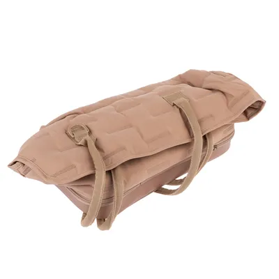 Beige kantolaukku pehmustetulla designilla, kaksi kantokahvaa ja vetoketju. Sopii kuljetukseen.