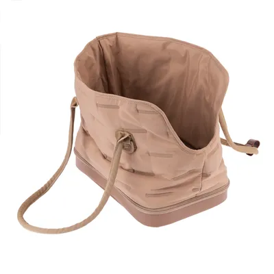 Beige kuljetuslaukku kantokahvoilla, pehmeällä sisävuorella ja tukevalla pohjalla. Sopii esineiden turvalliseen kuljettamiseen.