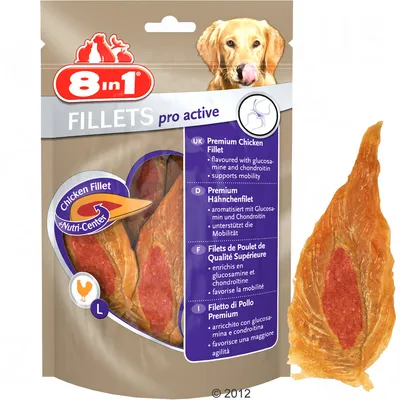 8in1 FILLETS pro active, Chicken Fillet +Nutri-Center, premium kipfilet verrijkt met glucosamine en chondroïtine. Verpakking toont hondensnack en afbeelding van een hond.