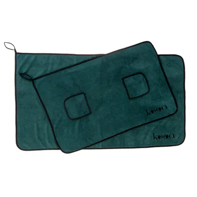 Dvije zelene prostirke od tkanine s crnim obrubom, na manjoj vidljiv natpis kooa u donjem desnom kutu, obje imaju po dvije kvadratne oznake i petlju za vješanje.