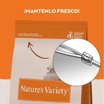 Bolsa de Nature's Variety con cierre fácil de resellar. Texto visible: '¡MANTENLO FRESCO!', 'EASY TO RESEAL – KEEP IT FRESH', 'RECYCLABLE PACKAGING'. Ilustración del sistema de cierre.