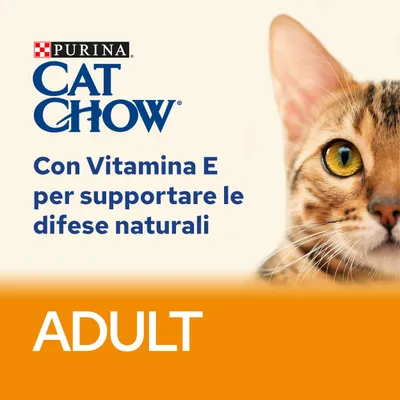 Purina Cat Chow. Con Vitamina E per supportare le difese naturali. ADULT. Immagine di un gatto a destra.