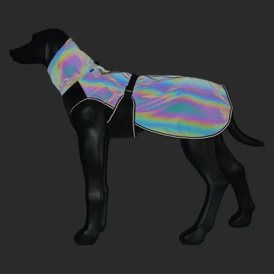 Mantello riflettente dai colori arcobaleno con protezione per collo e addome su una figura modello di cane nera, mostrata di lato.