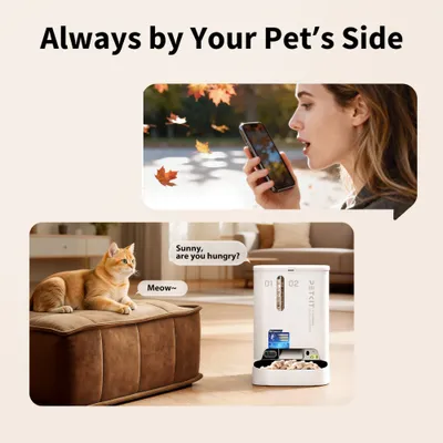 Žena mluví přes smartphone se svým mazlíčkem, automatický dávkovač krmiva PETKIT v obývacím pokoji, text: Sunny, máš hlad? Mňau~ Žena mluví přes smartphone se svým mazlíčkem, automatický dávkovač krmiva PETKIT v obývacím pokoji, text: Sunny, máš hlad? Mňau~