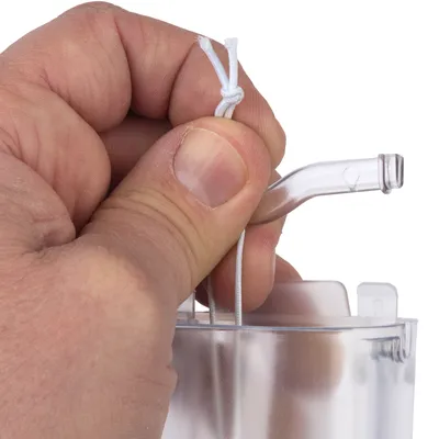 Una mano tira un cordino bianco attraverso un'apertura trasparente in plastica, mostra l'uso del prodotto.