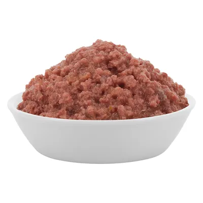 Miska s červeným, vlhkým krmivem pro zvířata. Konzistence ukazuje nasekané maso.