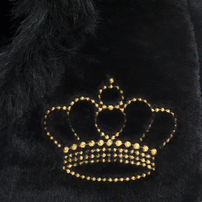 Schwarzer Stoff mit goldener Stickerei in Form einer Krone, umgeben von Kunstfell.