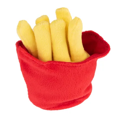 Jucărie de pluș în formă de cartofi prăjiți galbeni într-un ambalaj textil roșu.