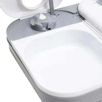 Vassoio bianco in plastica con coperchio aperto e manopola grigia con simbolo a goccia, parte di un distributore automatico per pet.