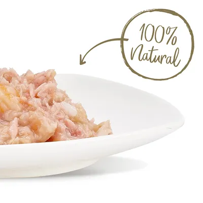 Lautasella vaaleaa, paloiteltua lemmikkiruokaa. Kuvassa teksti: 100% Natural.