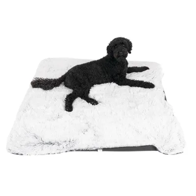Schwarzer Hund liegt auf einer weissen, flauschigen Decke. Produkt zeigt Komfort und Nutzung des Artikels.