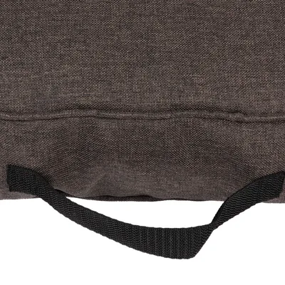 Detailaufnahme eines braunen Stoffmaterials mit schwarzem Tragegriff, möglicherweise Teil eines Tierbetts oder einer Tasche.